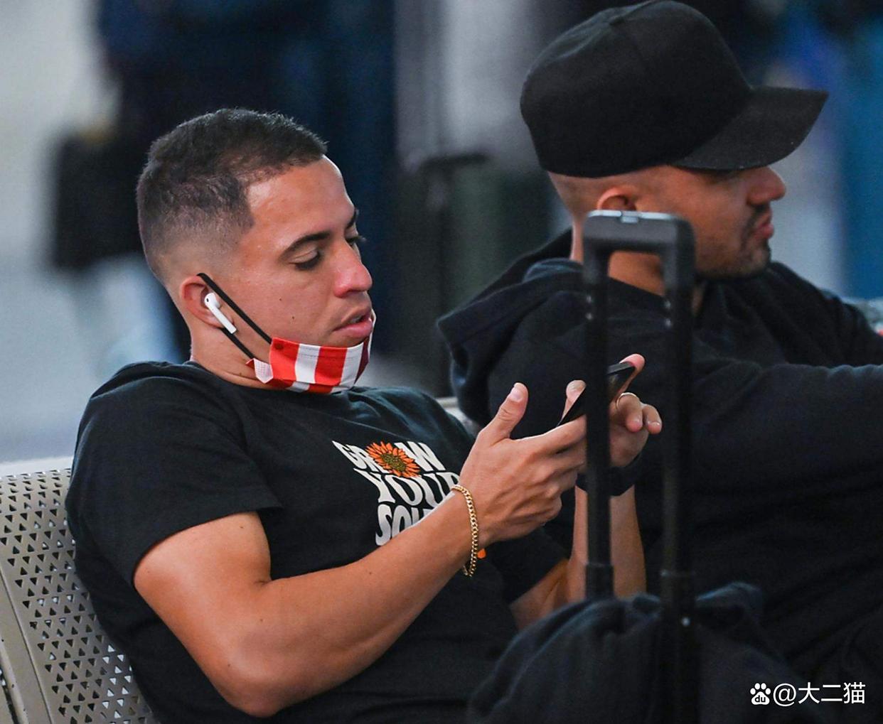 费耶诺德窗口期再遭质疑成都蓉城刷新队史纪录备战英超，网友：风云突变巴塞罗那赛后更衣室发声的简单介绍