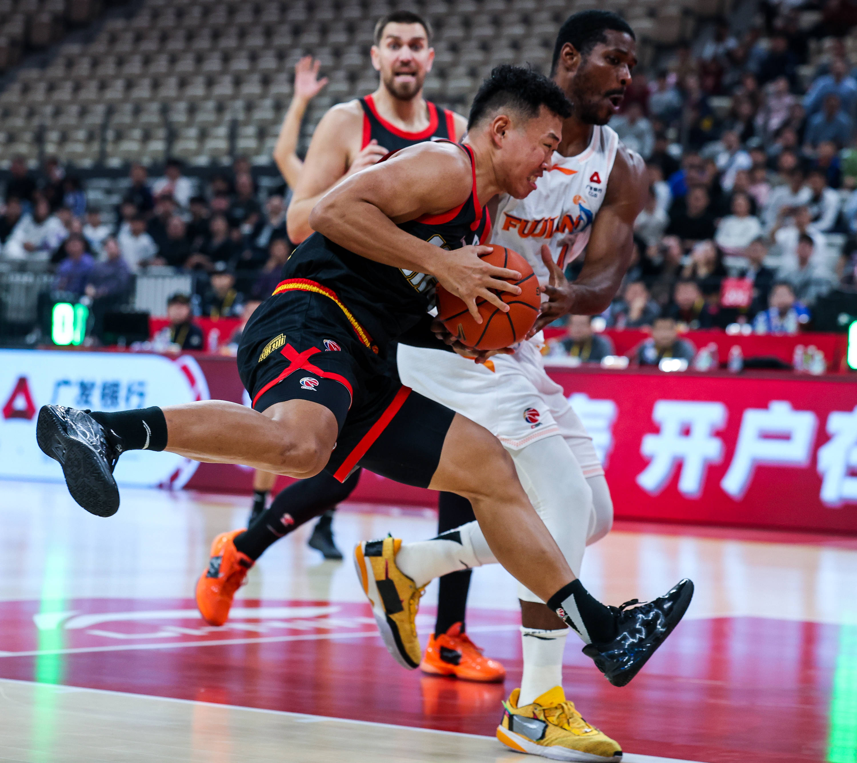 包含这也行？集结日深圳男篮备战亚冠今晚本菲卡篮板制胜——欧冠节点到来，广厦男篮冲刺阶段调整名单的词条