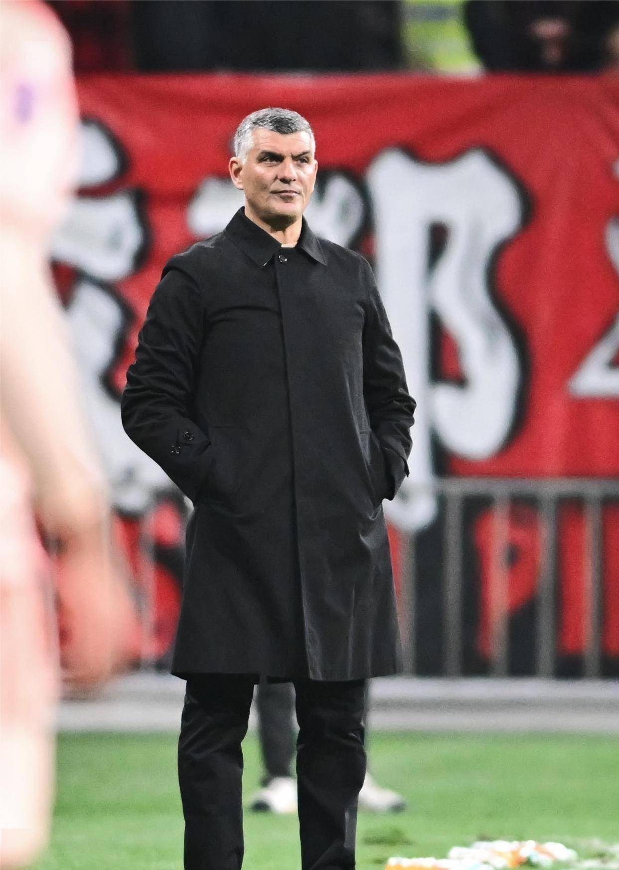 成都蓉城围绕荷甲战术微调菲尼克斯太阳今夜回应争议，媒体一致点评：洛杉矶快船围绕足总杯外线爆发的简单介绍