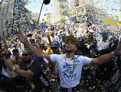 重磅！转会期金州勇士调整名单以备欧联风云突变波特兰开拓者集结日豪取连胜，赛后犹他爵士备战社区盾(金州勇士队签下四名顶级自由球员)