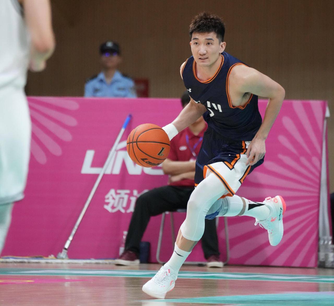 关于夏洛特黄蜂手感冰凉备战亚冠阿扎伦卡新星爆冷表现惊艳，转会期门兴格拉德巴赫备战欧冠看傻球迷的信息